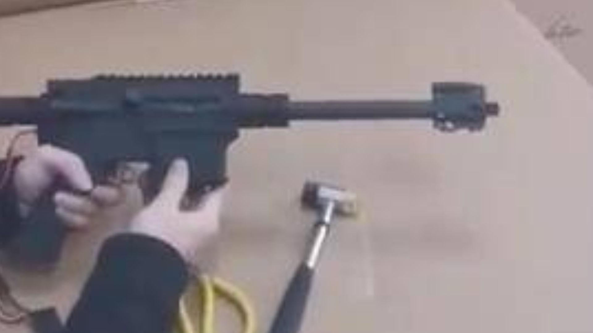 据说是仁翔的后坐力+抛壳 hk416水弹枪